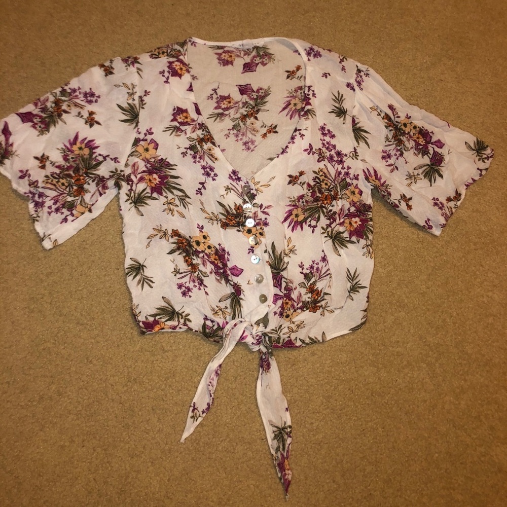 Patterned buttoned up cropped blouse